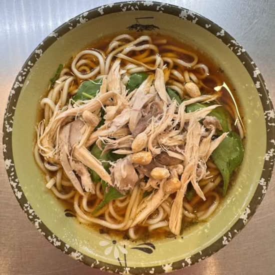 鸡丝汤面 Noodles with shredded chicken in soup